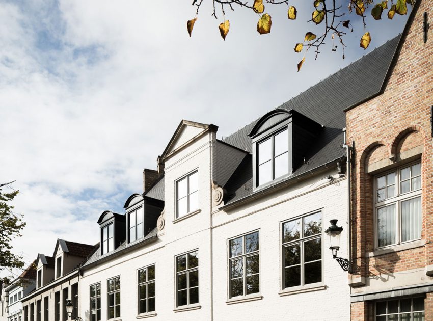 An Elegant Contemporary Home with Earthy and Masculine Interiors in Belgium by JUMA Architects (30)