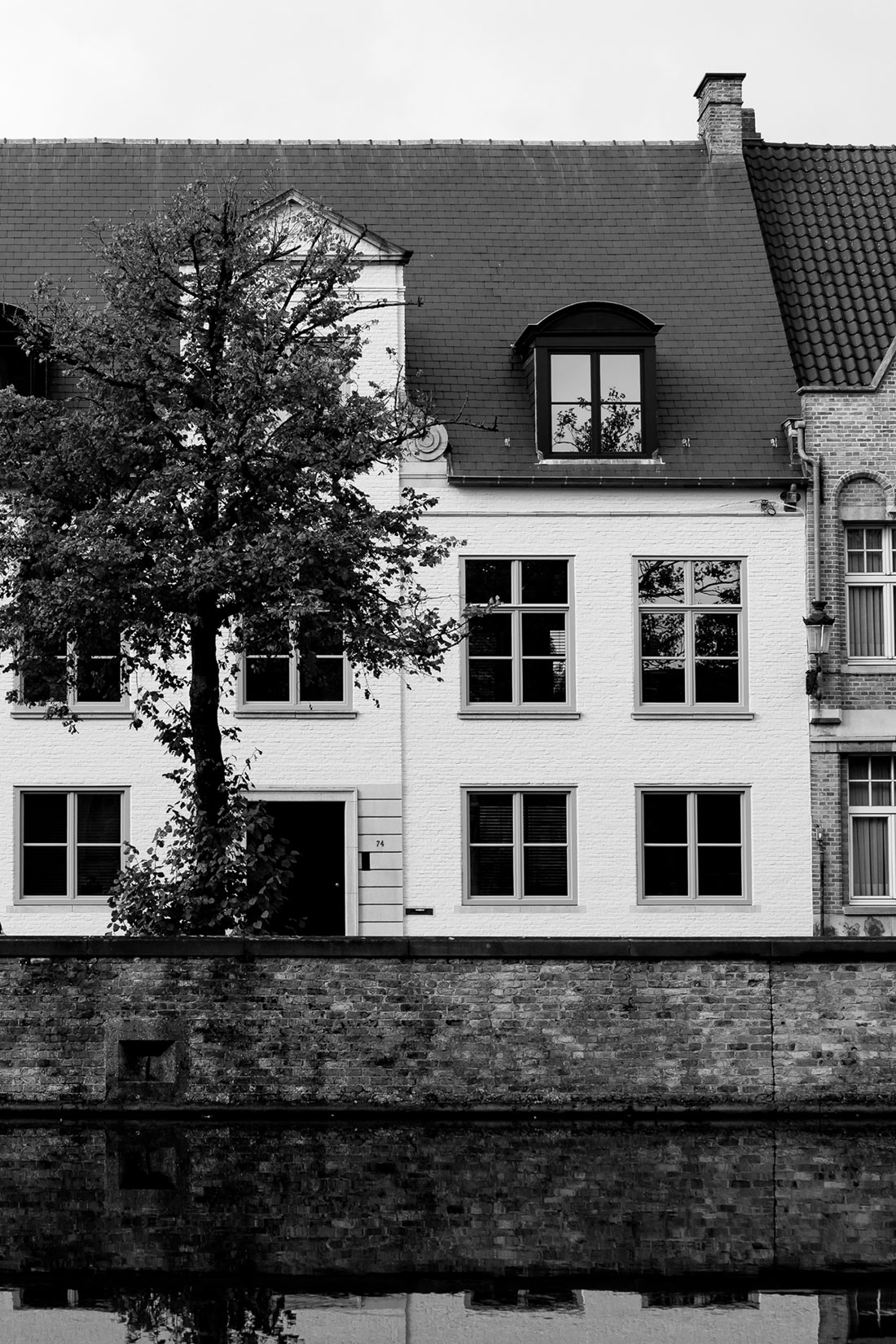 An Elegant Contemporary Home with Earthy and Masculine Interiors in Belgium by JUMA Architects (32)