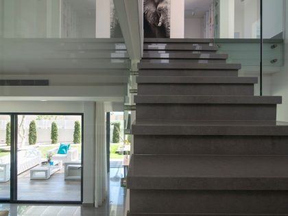 An Elegant Contemporary Home with Luxurious Interiors in Bat Hadar by BLV Design/Architecture (10)