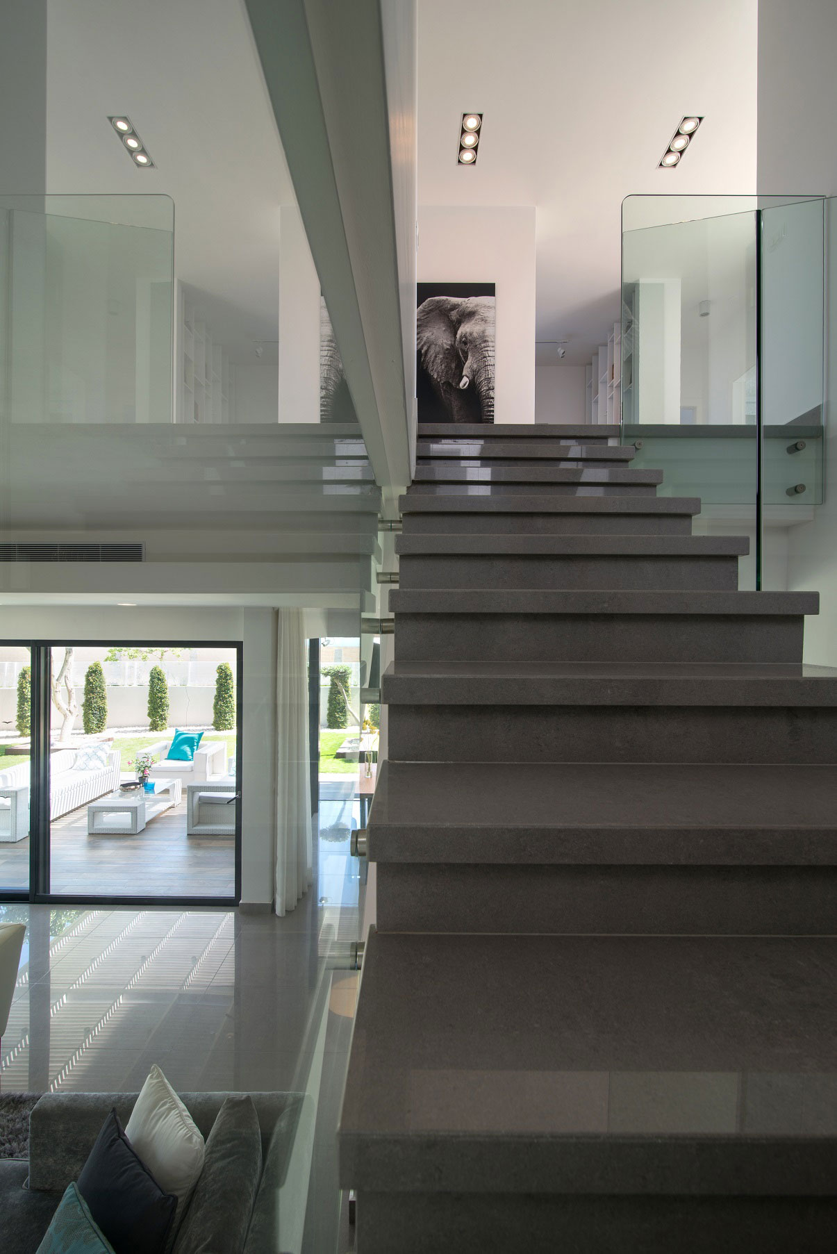 An Elegant Contemporary Home with Luxurious Interiors in Bat Hadar by BLV Design/Architecture (10)