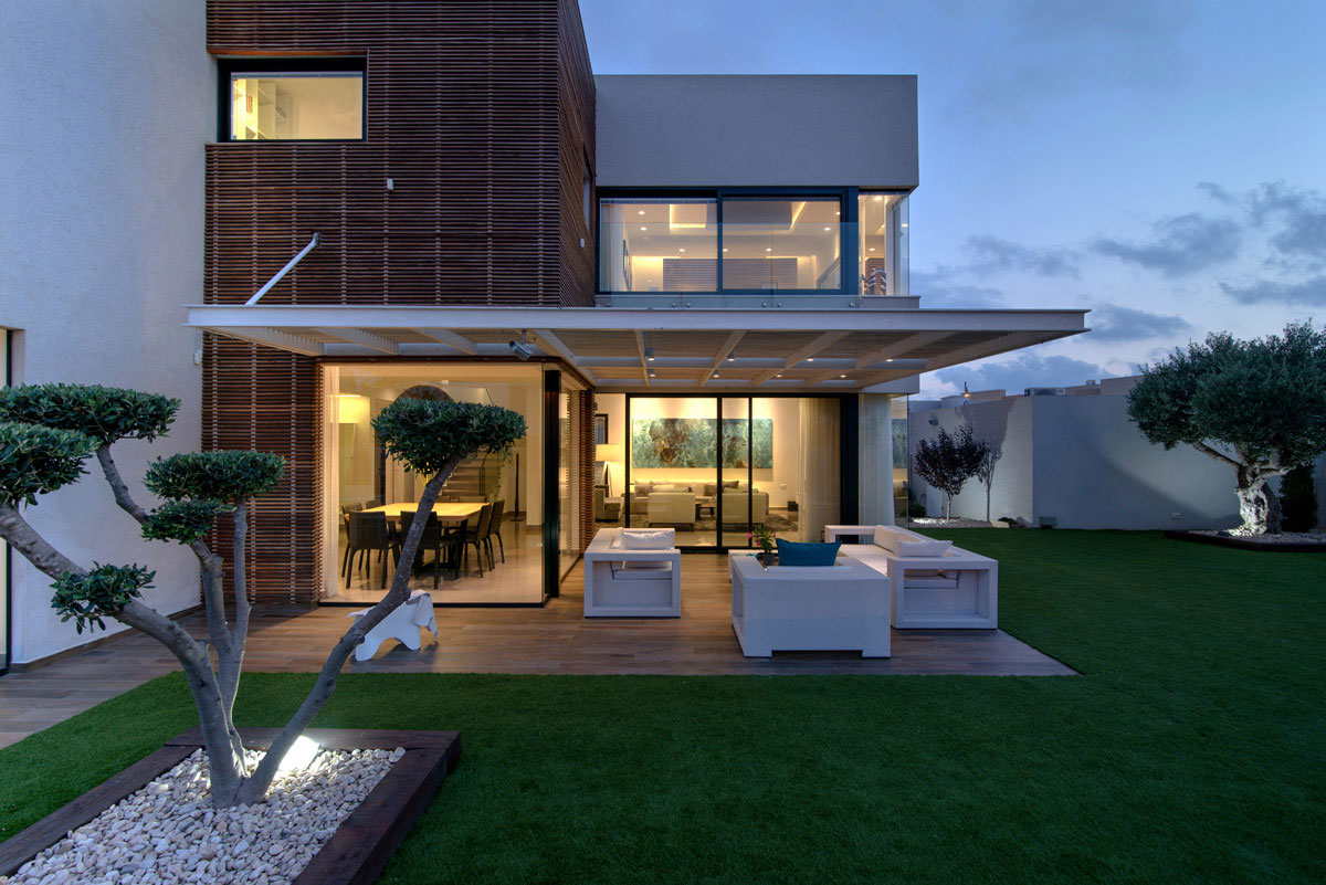 An Elegant Contemporary Home with Luxurious Interiors in Bat Hadar by BLV Design/Architecture (17)
