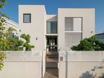 An Elegant Contemporary Home with Luxurious Interiors in Bat Hadar by BLV Design/Architecture (2)