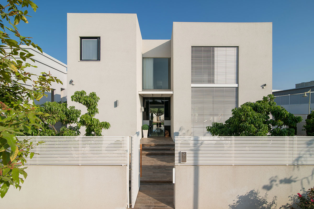 An Elegant Contemporary Home with Luxurious Interiors in Bat Hadar by BLV Design/Architecture (2)