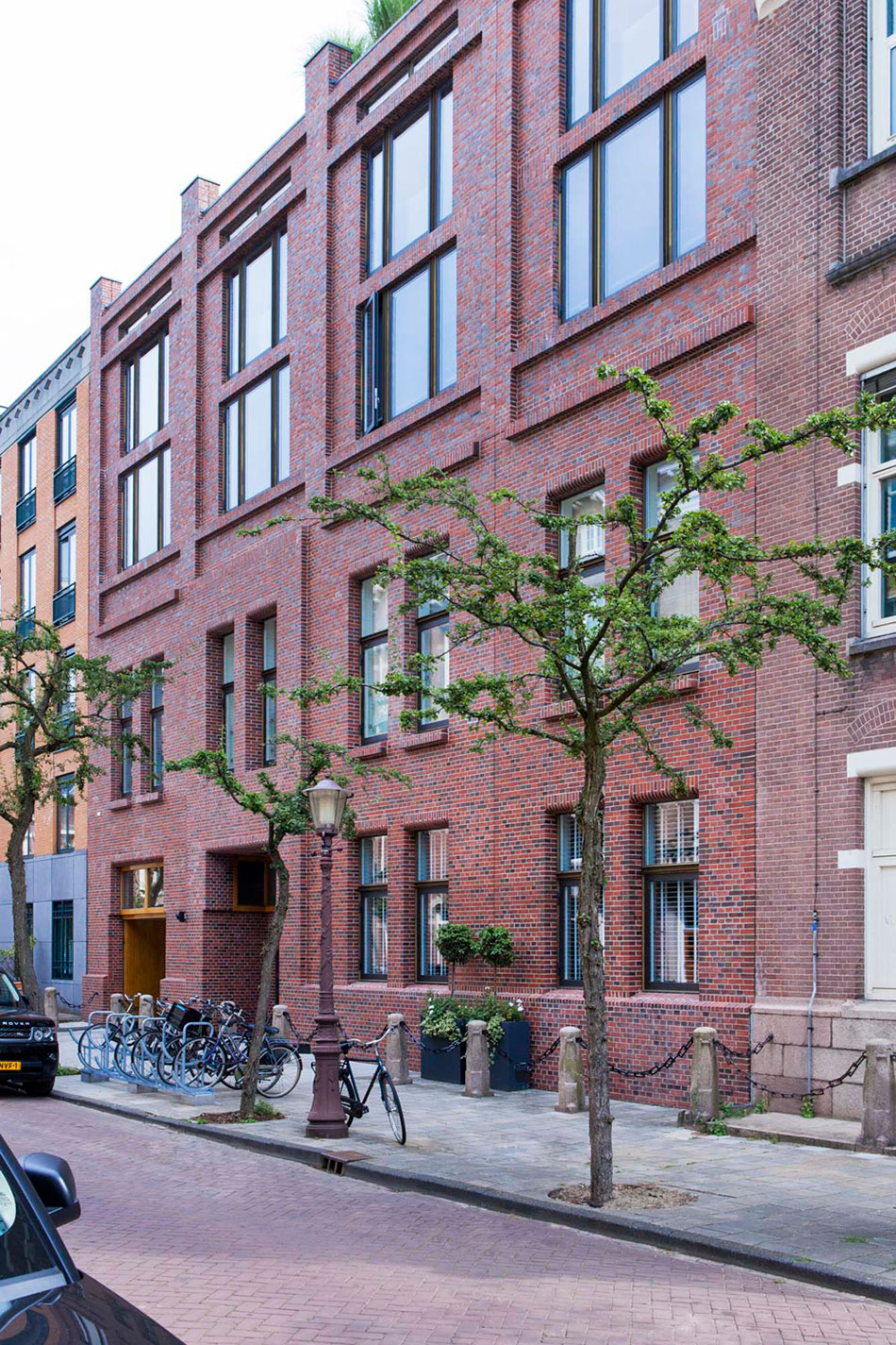 A Sober and Elegant Contemporary Home with Luxury and Chic Interiors in Amsterdam by Essentials Interieur & Roy de Scheemaker (1)