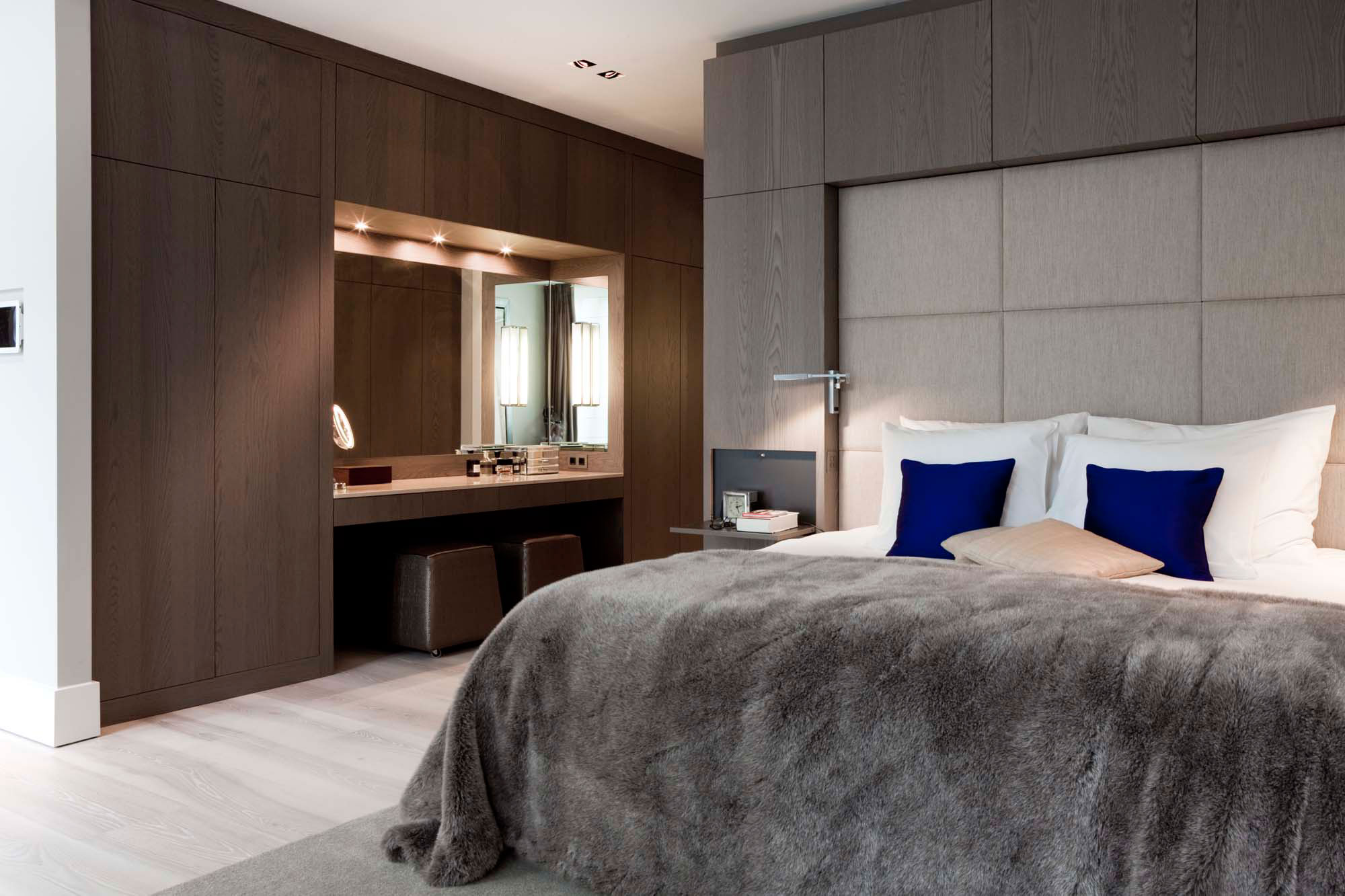 A Sober and Elegant Contemporary Home with Luxury and Chic Interiors in Amsterdam by Essentials Interieur & Roy de Scheemaker (21)