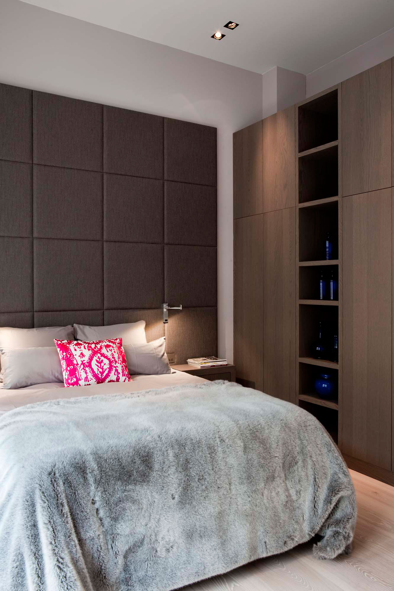 A Sober and Elegant Contemporary Home with Luxury and Chic Interiors in Amsterdam by Essentials Interieur & Roy de Scheemaker (26)