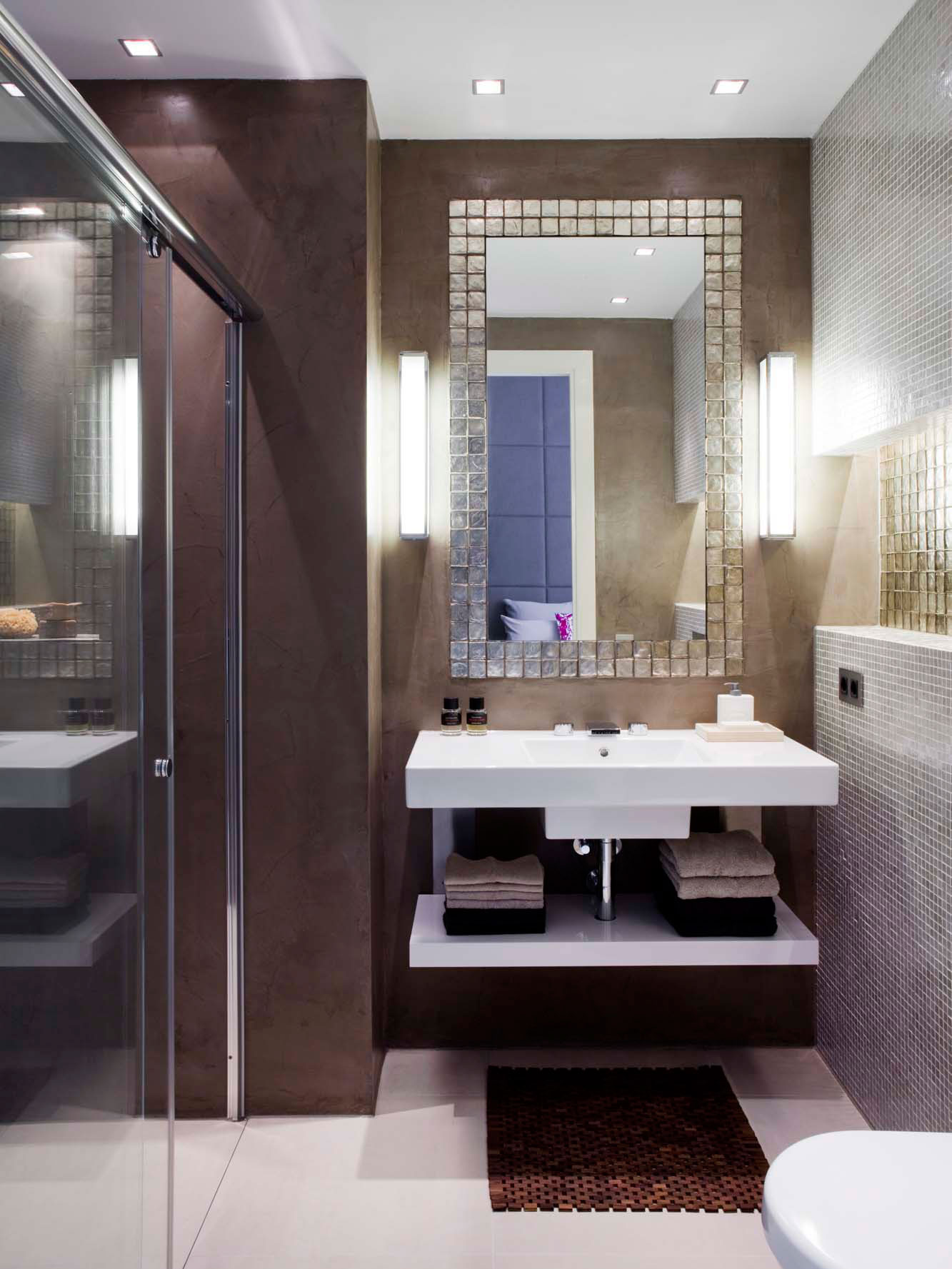 A Sober and Elegant Contemporary Home with Luxury and Chic Interiors in Amsterdam by Essentials Interieur & Roy de Scheemaker (32)