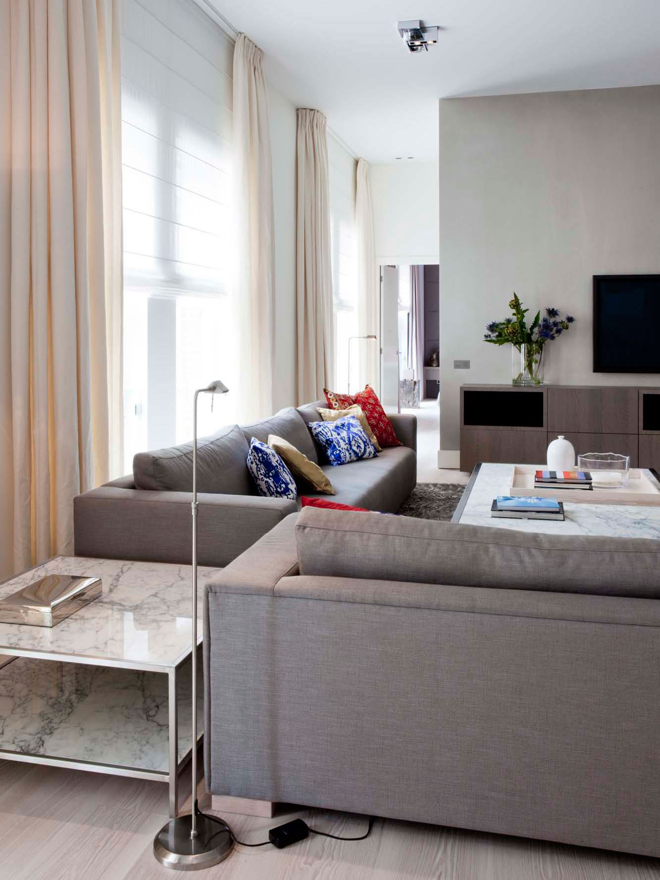 A Sober and Elegant Contemporary Home with Luxury and Chic Interiors in Amsterdam by Essentials Interieur & Roy de Scheemaker (4)