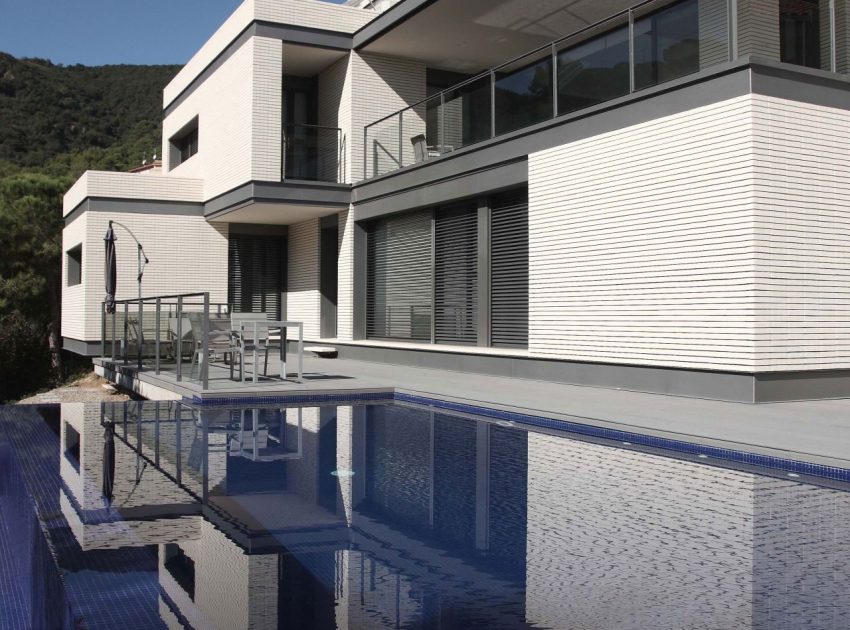 An Elegant Contemporary Home with Stunning Appearance in El Mas Coll by Massimo Mirtolini & Ignacio Salvans & Josep Borras (1)