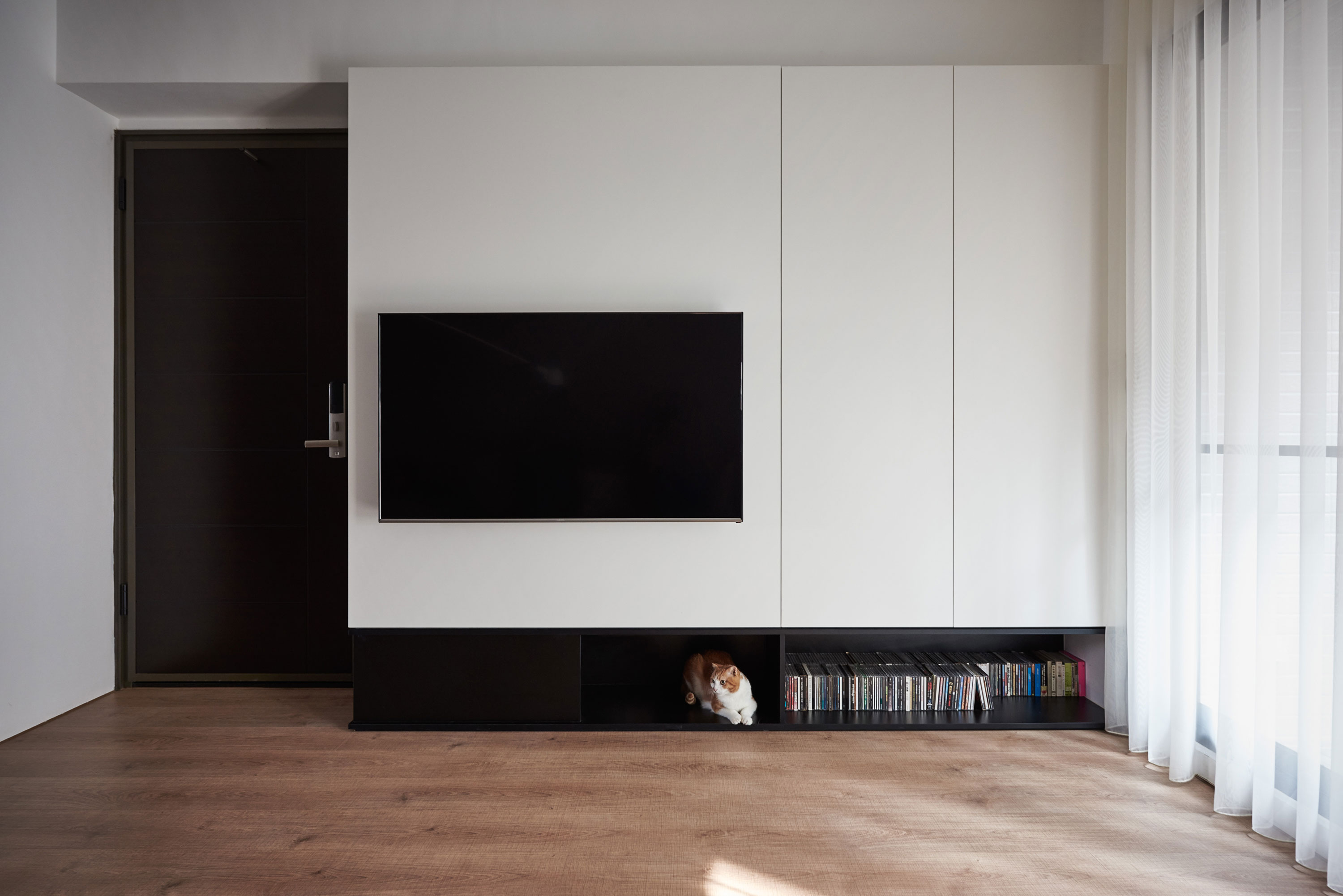 An Elegant Contemporary Home with a Simple and Fresh Interior in Taichung, Taiwan by Z-AXIS DESIGN (2)