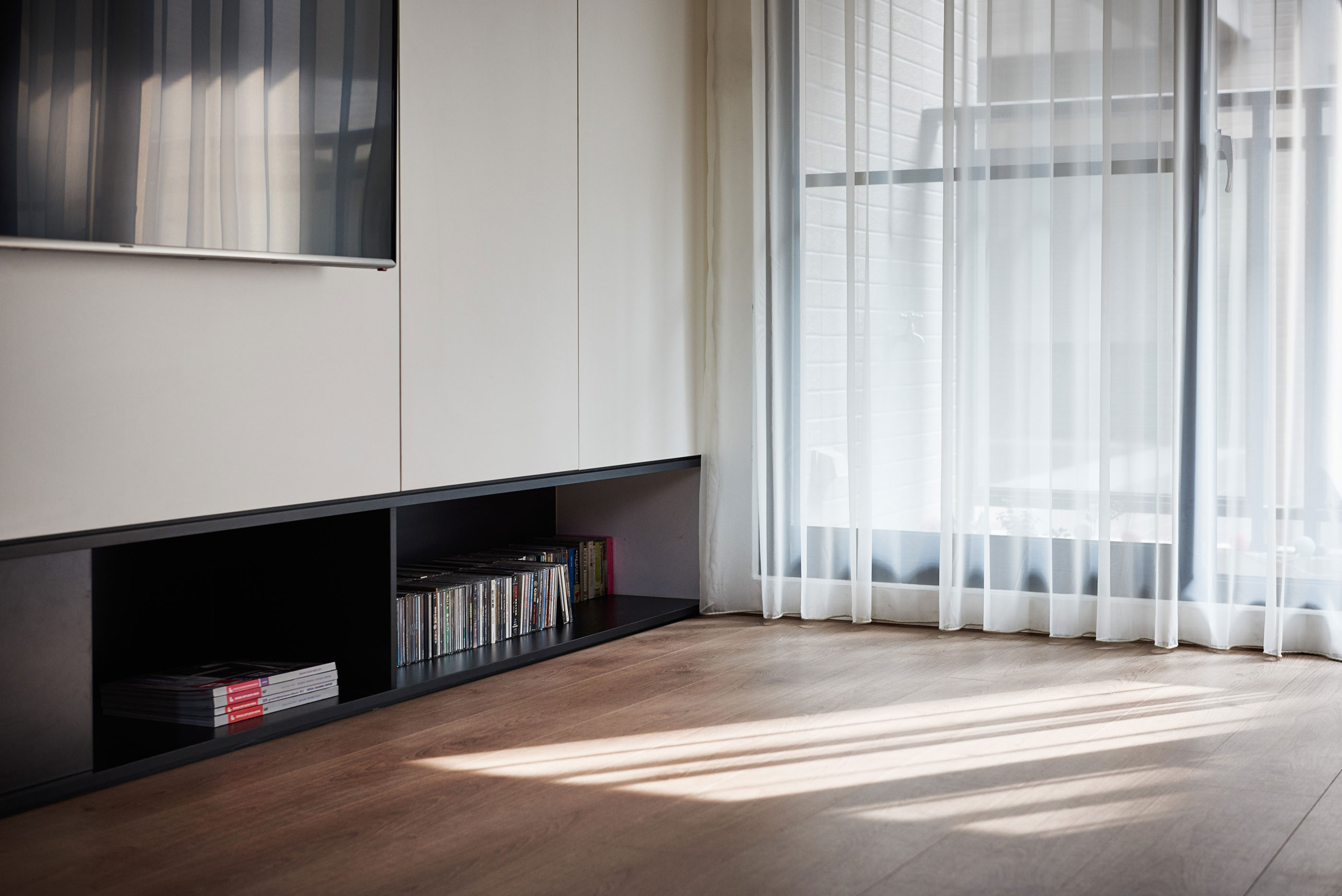 An Elegant Contemporary Home with a Simple and Fresh Interior in Taichung, Taiwan by Z-AXIS DESIGN (4)