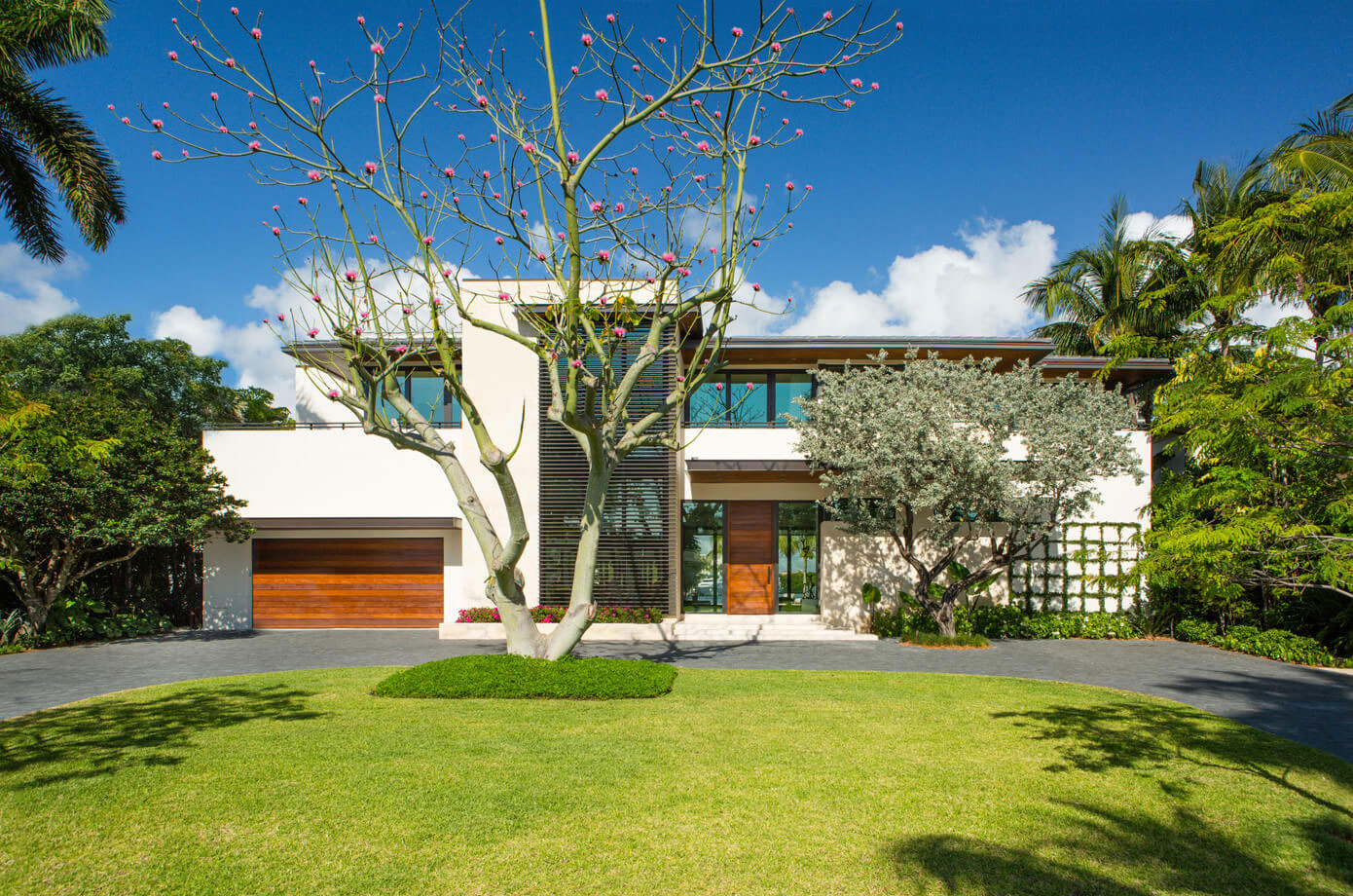 An Elegant Contemporary Two-Storey Home Surrounded by Palm Trees and Ocean in Florida by Kobi Karp (1)