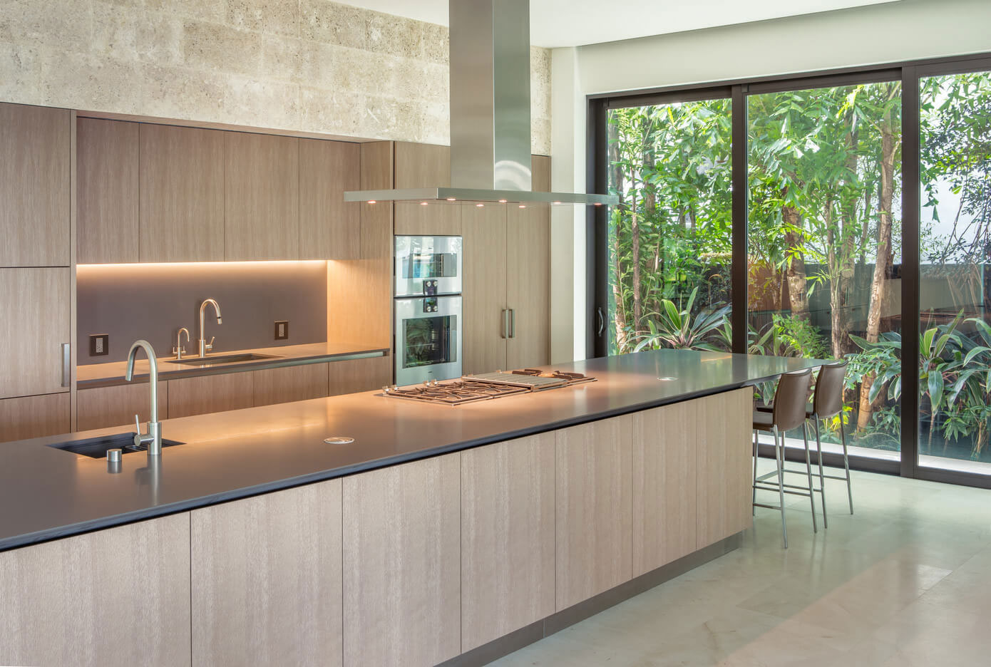 An Elegant Contemporary Two-Storey Home Surrounded by Palm Trees and Ocean in Florida by Kobi Karp (10)