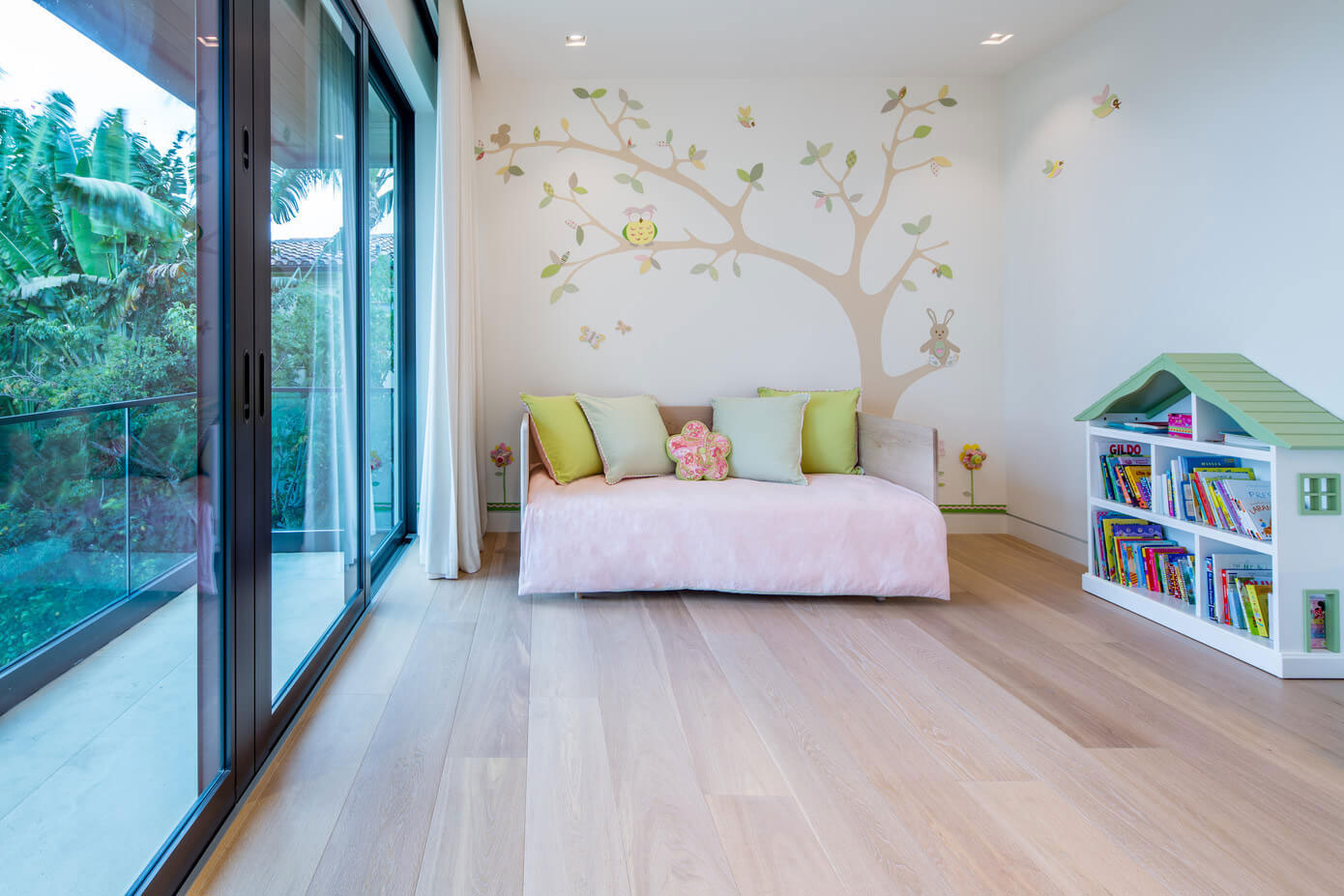 An Elegant Contemporary Two-Storey Home Surrounded by Palm Trees and Ocean in Florida by Kobi Karp (13)