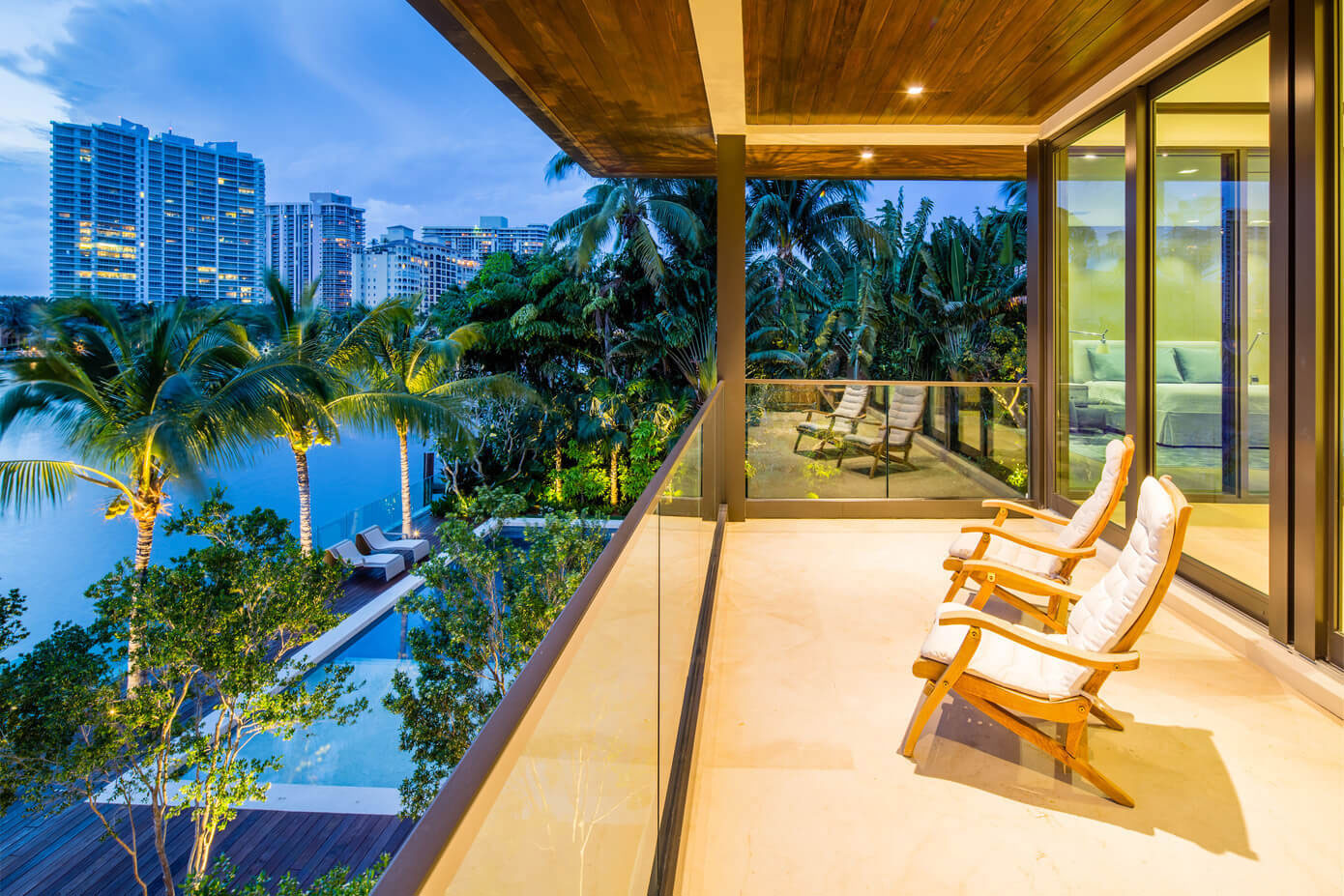 An Elegant Contemporary Two-Storey Home Surrounded by Palm Trees and Ocean in Florida by Kobi Karp (23)