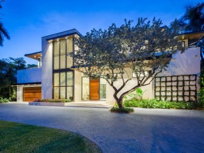 An Elegant Contemporary Two-Storey Home Surrounded by Palm Trees and Ocean in Florida by Kobi Karp (24)