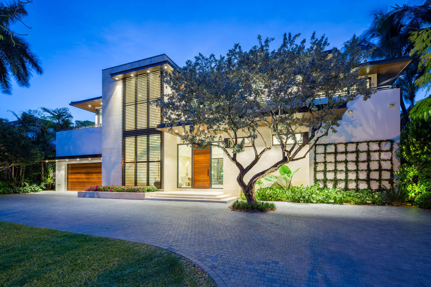 An Elegant Contemporary Two-Storey Home Surrounded by Palm Trees and Ocean in Florida by Kobi Karp (24)