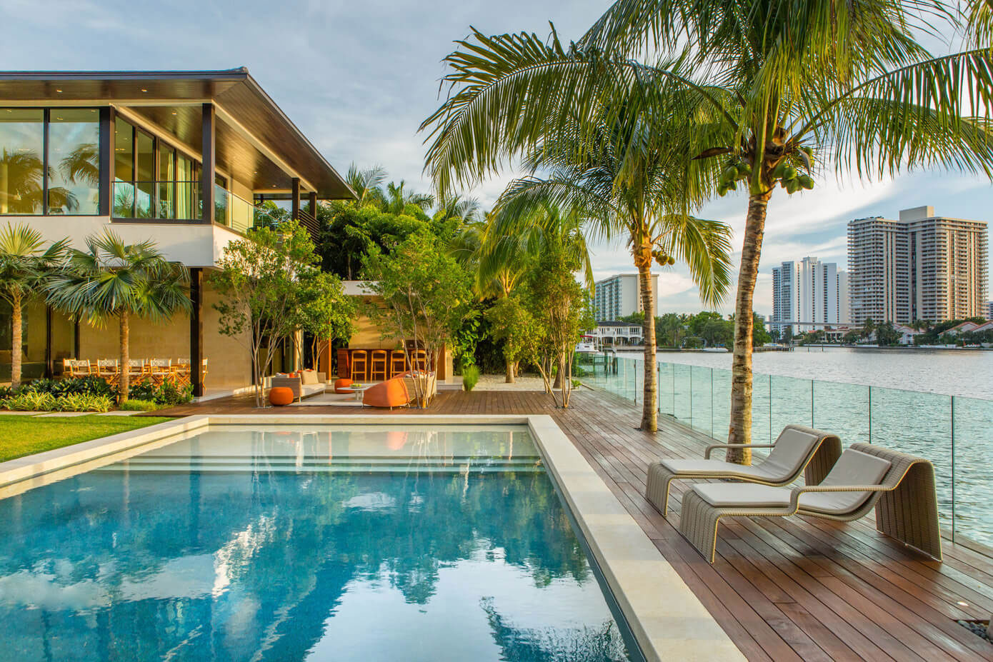 An Elegant Contemporary Two-Storey Home Surrounded by Palm Trees and Ocean in Florida by Kobi Karp (3)