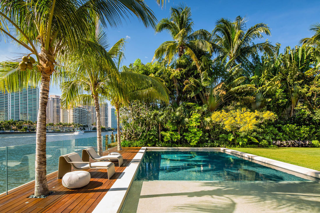 An Elegant Contemporary Two-Storey Home Surrounded by Palm Trees and Ocean in Florida by Kobi Karp (4)