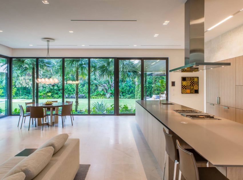 An Elegant Contemporary Two-Storey Home Surrounded by Palm Trees and Ocean in Florida by Kobi Karp (9)