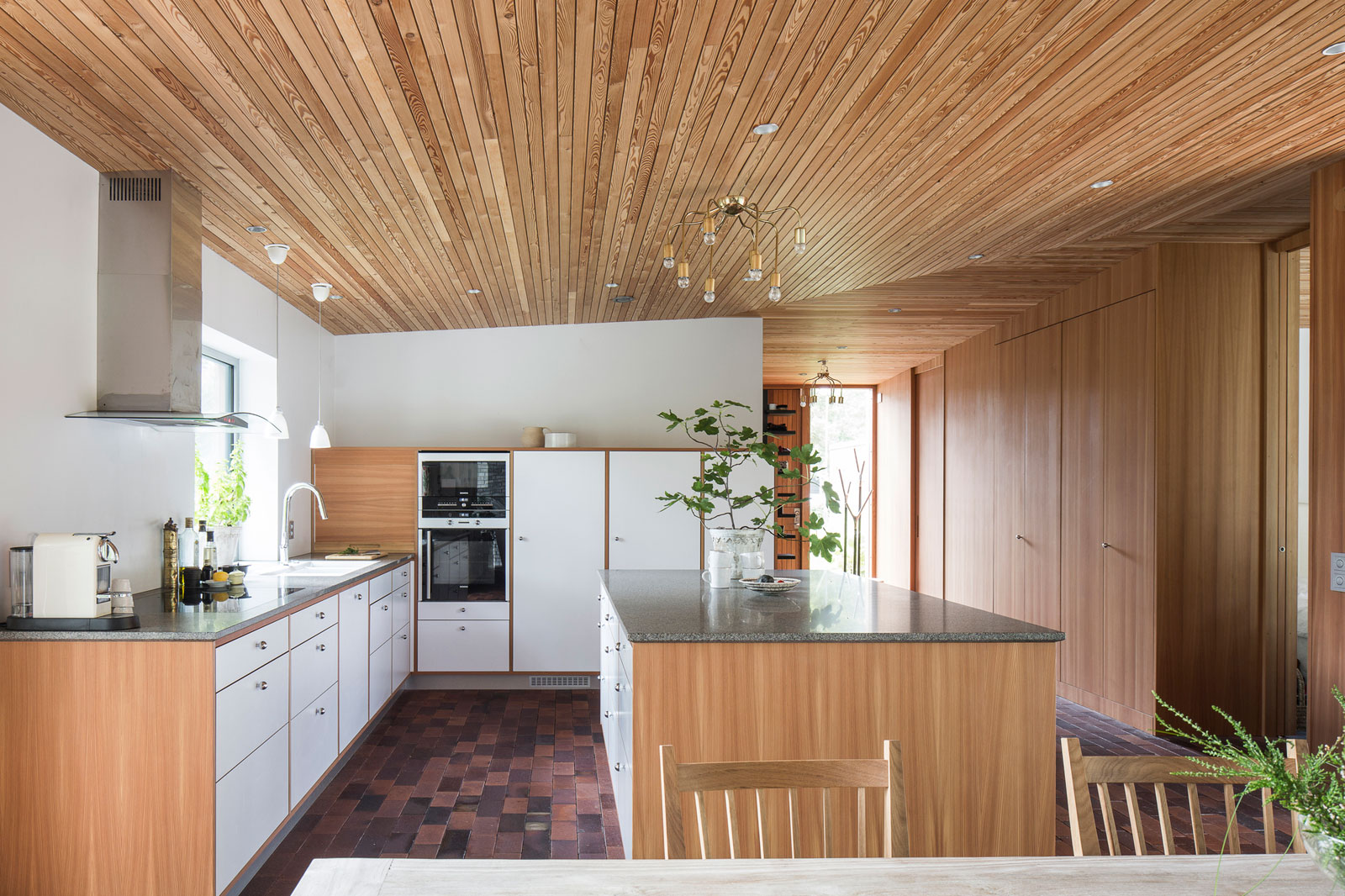 An Elegant Contemporary Villa Surrounded by Tall Pine Trees in Höllviken, Sweden by Johan Sundberg (10)