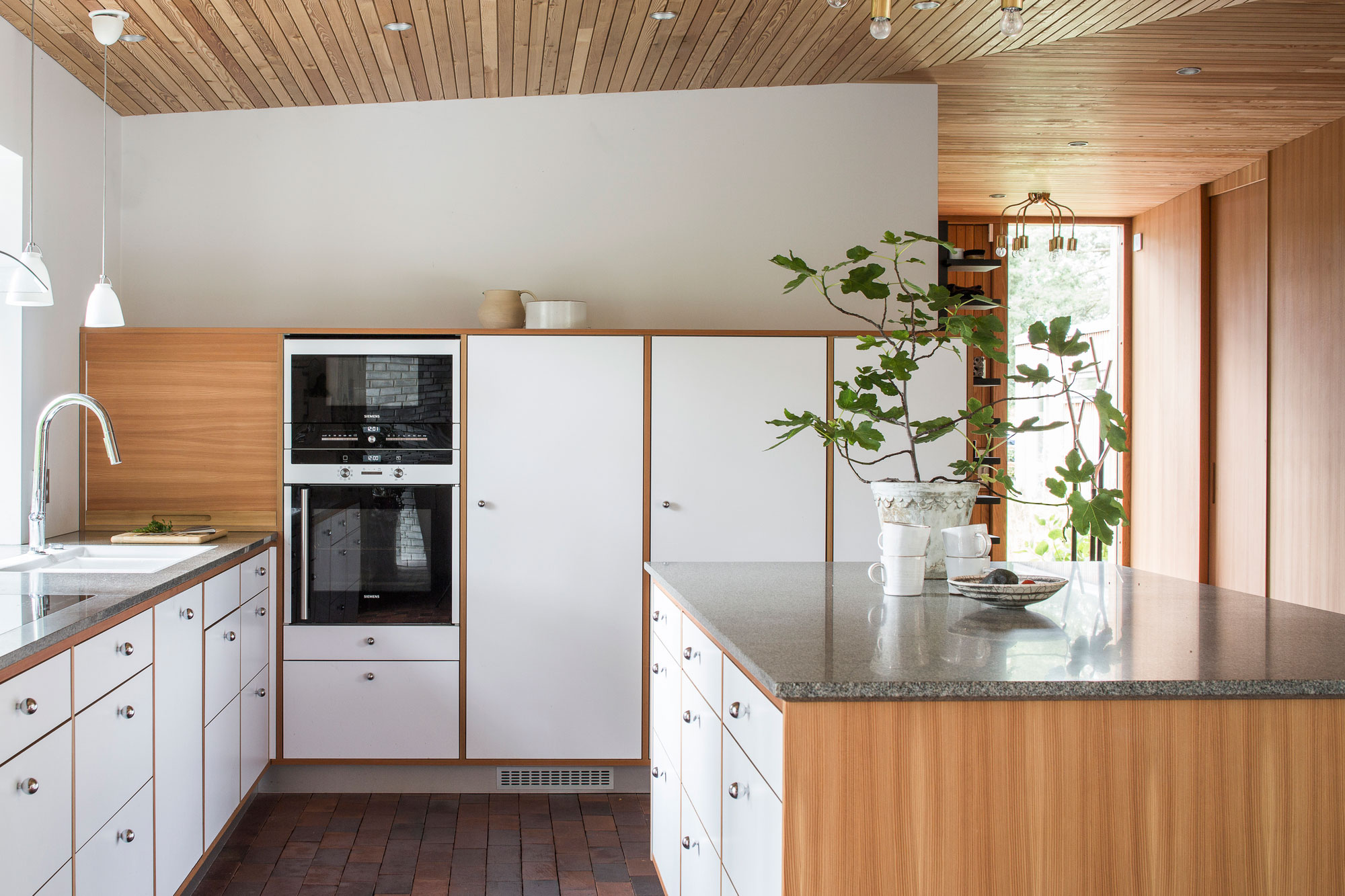 An Elegant Contemporary Villa Surrounded by Tall Pine Trees in Höllviken, Sweden by Johan Sundberg (11)