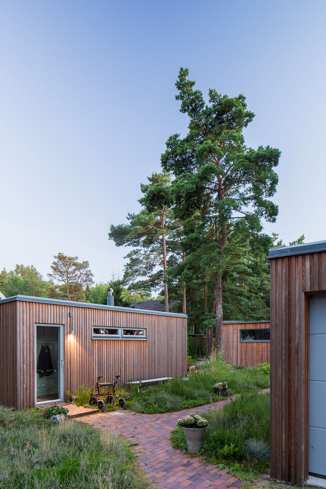 An Elegant Contemporary Villa Surrounded by Tall Pine Trees in Höllviken, Sweden by Johan Sundberg (14)