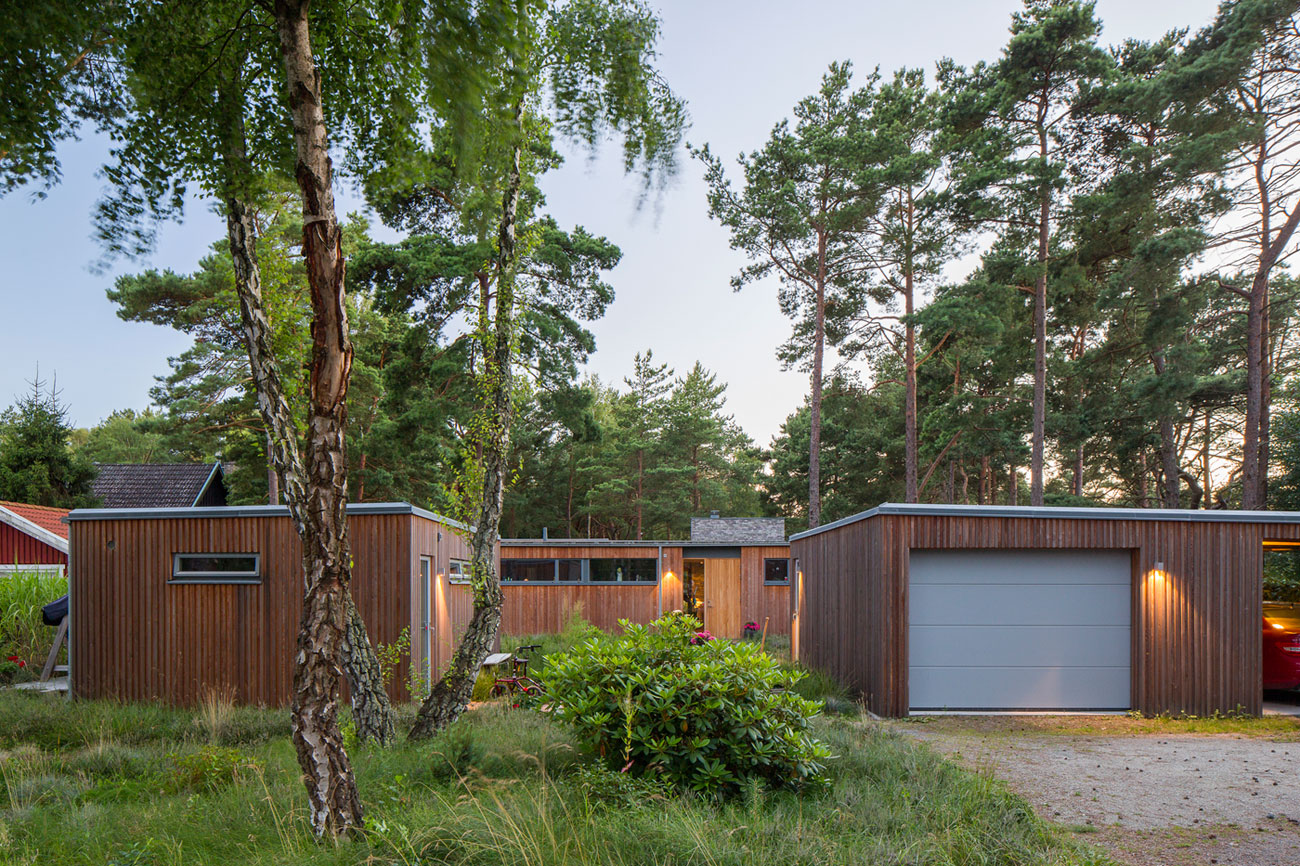 An Elegant Contemporary Villa Surrounded by Tall Pine Trees in Höllviken, Sweden by Johan Sundberg (15)