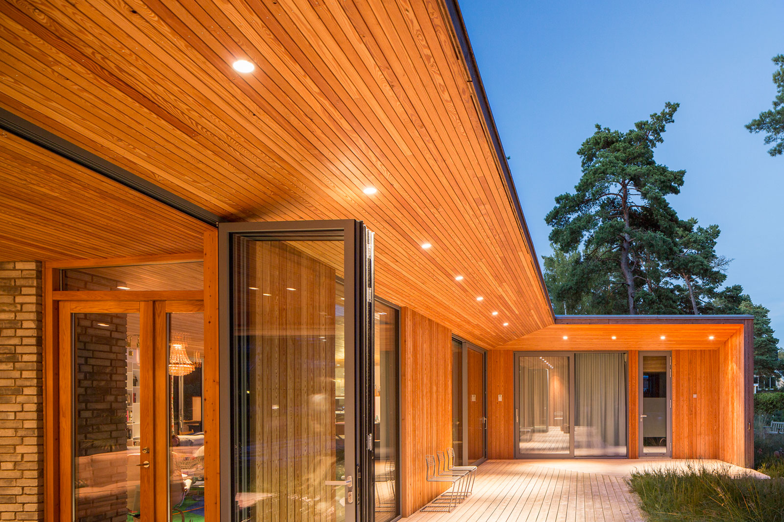 An Elegant Contemporary Villa Surrounded by Tall Pine Trees in Höllviken, Sweden by Johan Sundberg (16)
