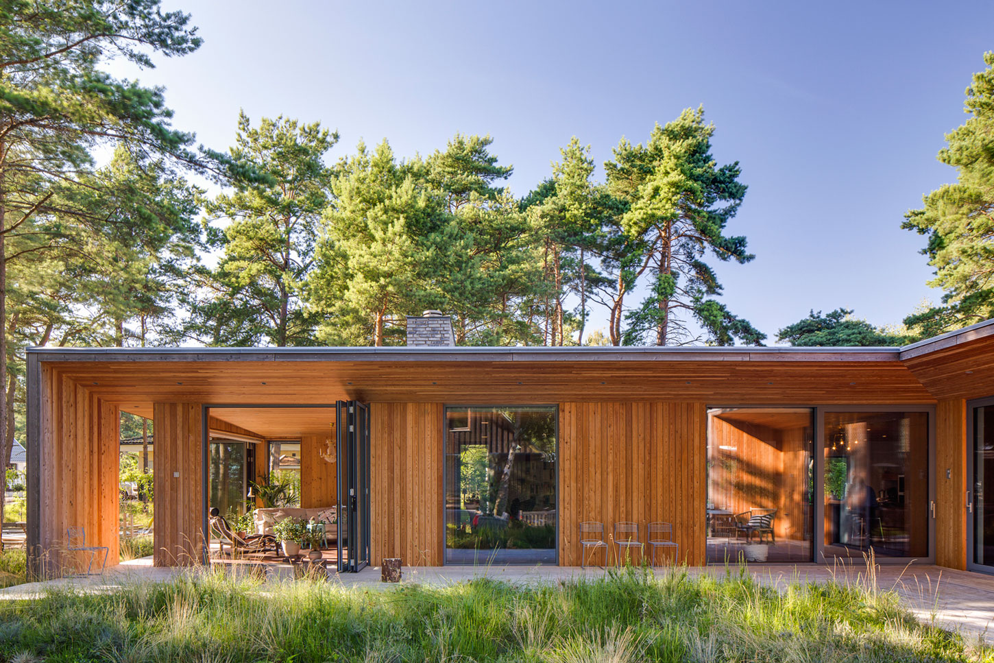 An Elegant Contemporary Villa Surrounded by Tall Pine Trees in Höllviken, Sweden by Johan Sundberg (4)