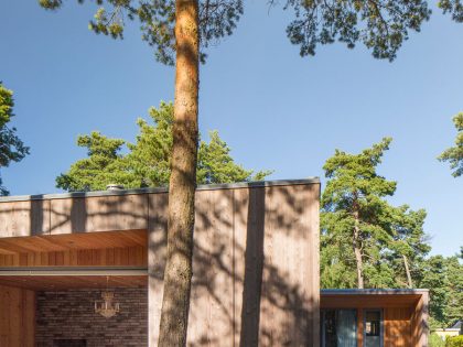 An Elegant Contemporary Villa Surrounded by Tall Pine Trees in Höllviken, Sweden by Johan Sundberg (5)