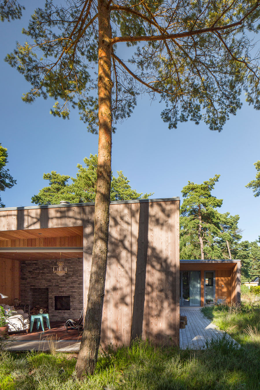 An Elegant Contemporary Villa Surrounded by Tall Pine Trees in Höllviken, Sweden by Johan Sundberg (5)