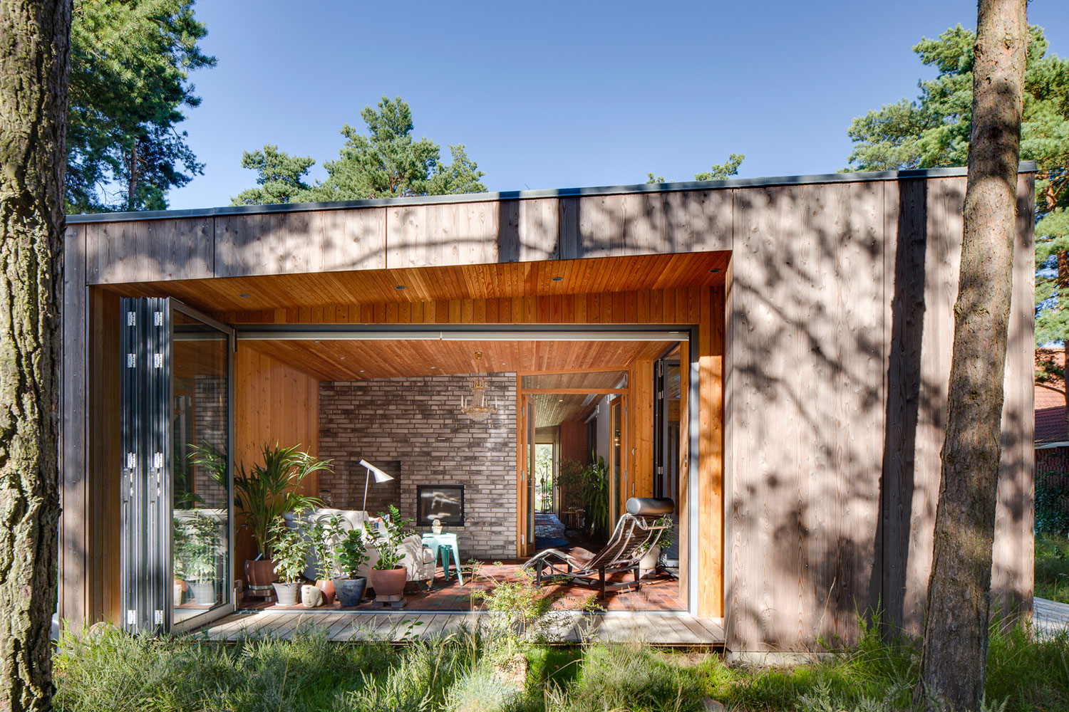An Elegant Contemporary Villa Surrounded by Tall Pine Trees in Höllviken, Sweden by Johan Sundberg (6)