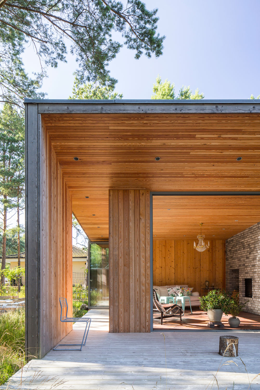 An Elegant Contemporary Villa Surrounded by Tall Pine Trees in Höllviken, Sweden by Johan Sundberg (7)