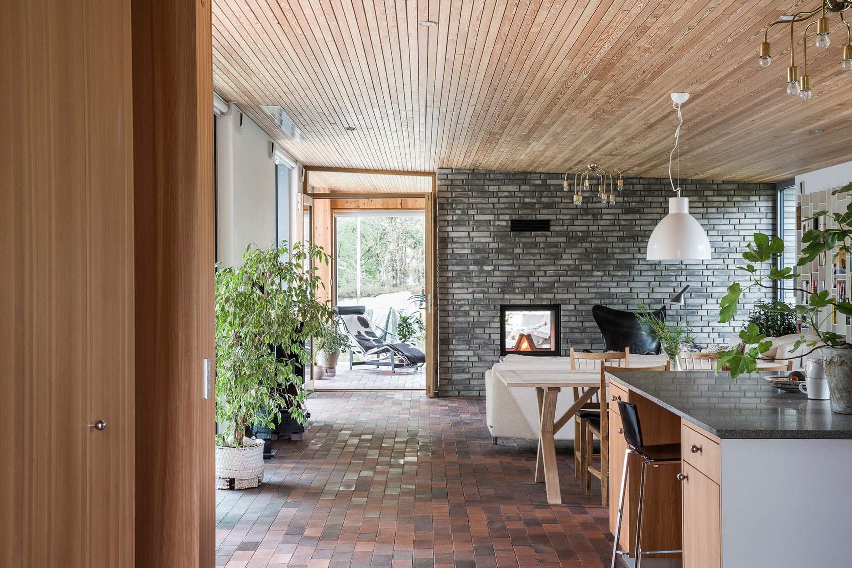An Elegant Contemporary Villa Surrounded by Tall Pine Trees in Höllviken, Sweden by Johan Sundberg (9)