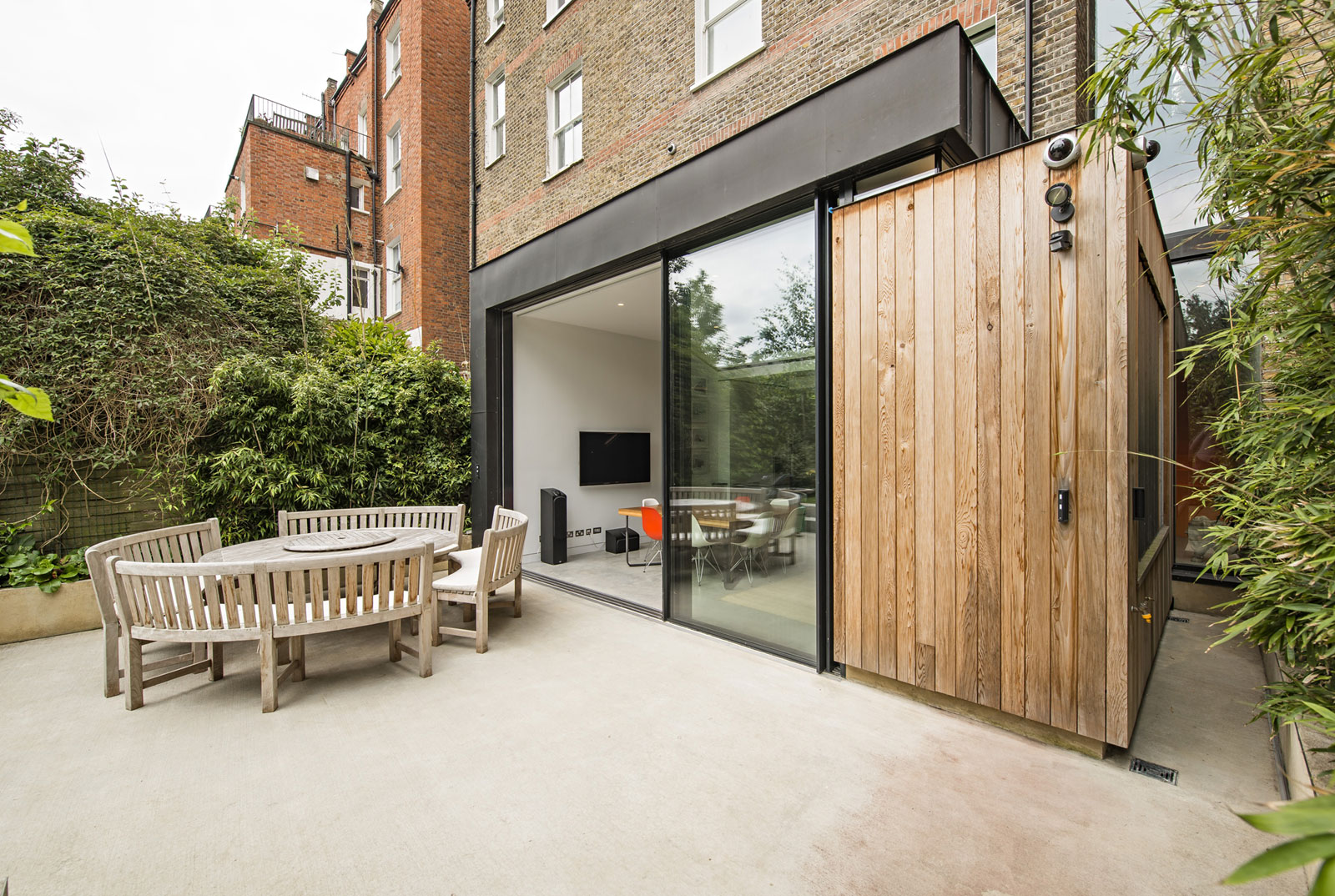 An Elegant Contemporary House for a Couple of Book Lovers in London, England by SHH Architects (1)