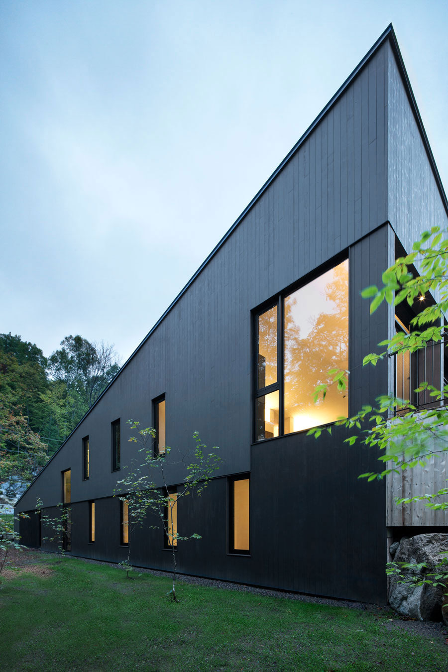 An Elegant L-Shaped House with Futuristic Interiors in Lac de la Cabane, Canada by naturehumaine (4)