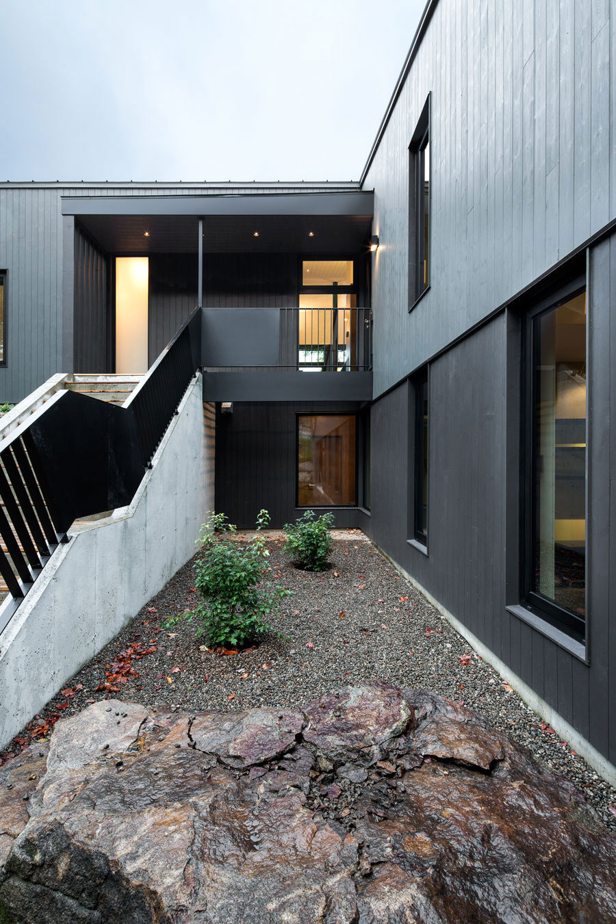 An Elegant L-Shaped House with Futuristic Interiors in Lac de la Cabane, Canada by naturehumaine (9)