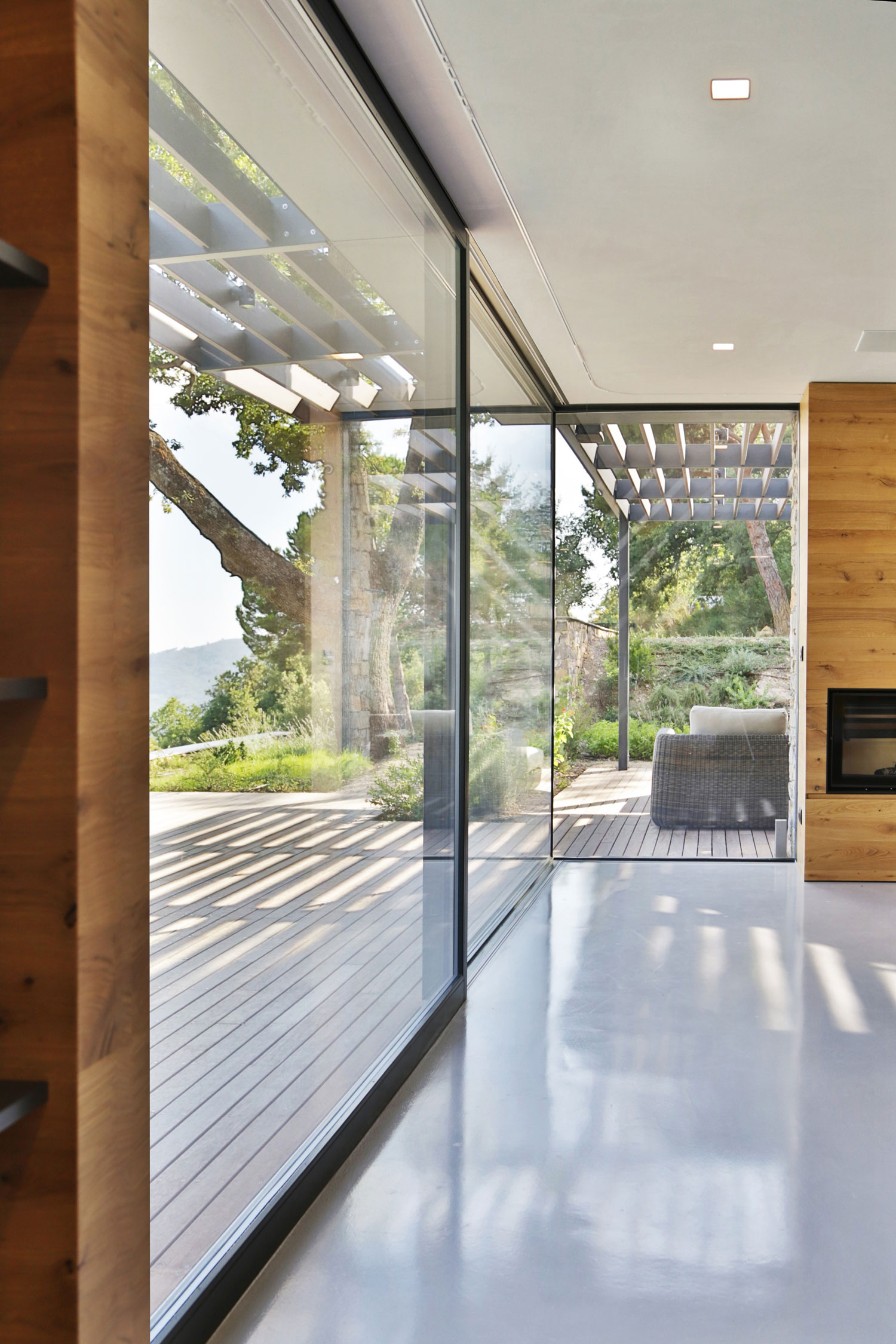 An Elegant Mediterranean Villa with Natural Stone Façade in Imperia, Italy by Giordano Hadamik Architects (12)