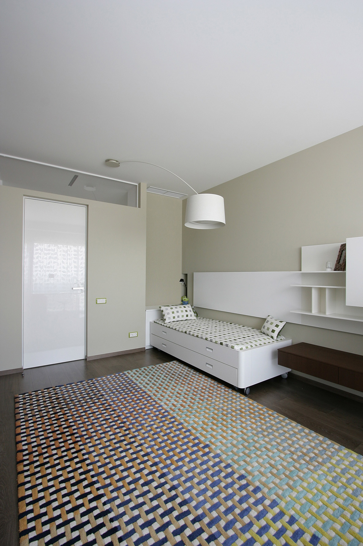 An Elegant Modern Apartment with White and Neutral Tones in Dnipropetrovsk Oblast by Azovskiy & Pahomova Architects (11)