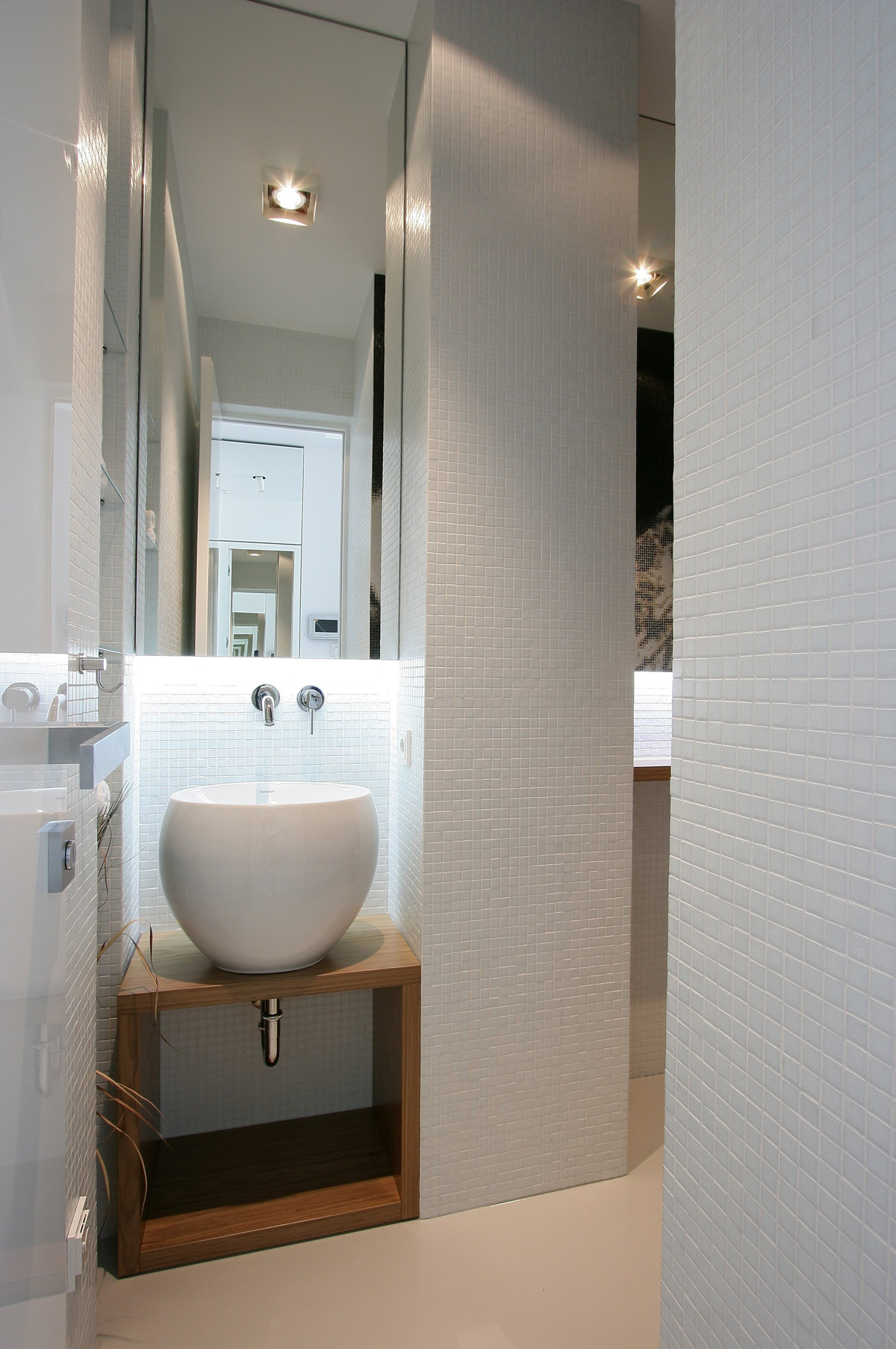 An Elegant Modern Apartment with White and Neutral Tones in Dnipropetrovsk Oblast by Azovskiy & Pahomova Architects (18)