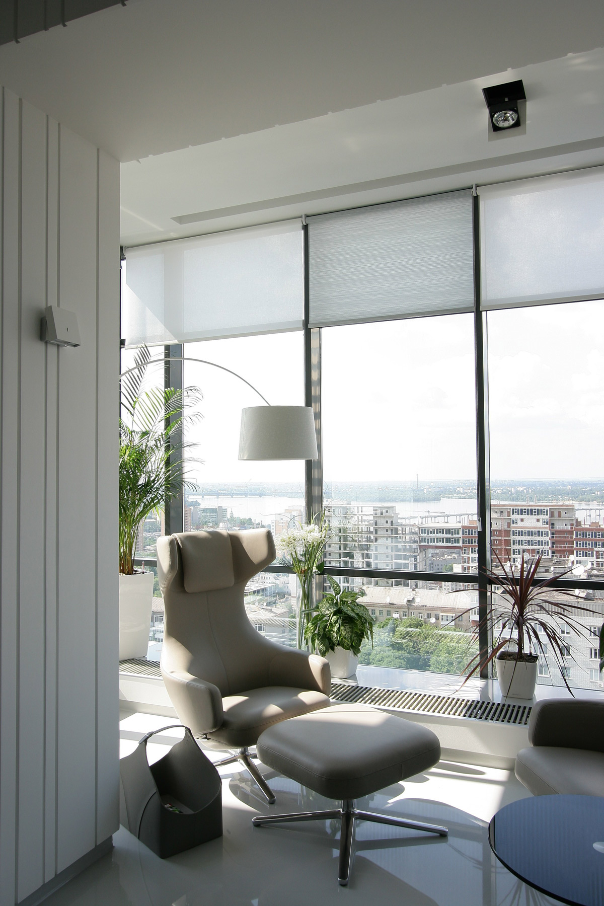 An Elegant Modern Apartment with White and Neutral Tones in Dnipropetrovsk Oblast by Azovskiy & Pahomova Architects (5)