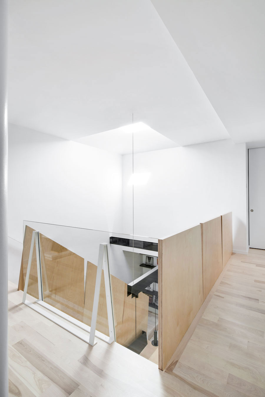 An Elegant Single-Family House with Bright and Modern Interiors in Montreal by naturehumaine (12)
