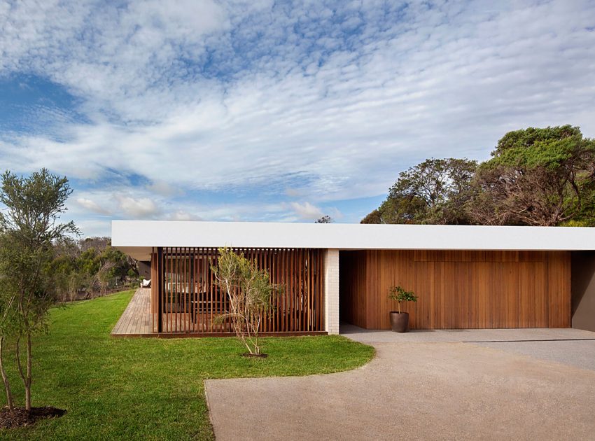An Elegant Modern Wood and Glass House on the Mornington Peninsula, Victoria by InForm (1)