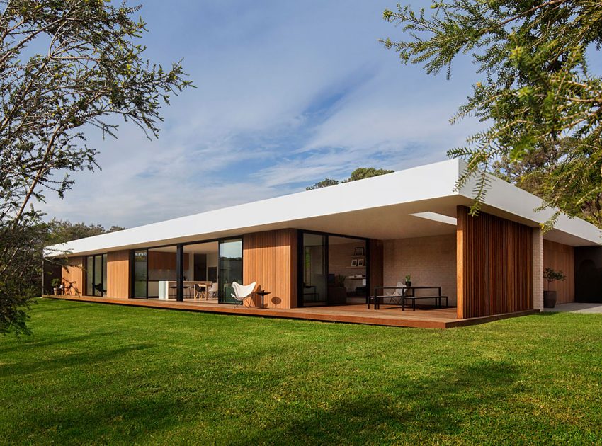 An Elegant Modern Wood and Glass House on the Mornington Peninsula, Victoria by InForm (3)