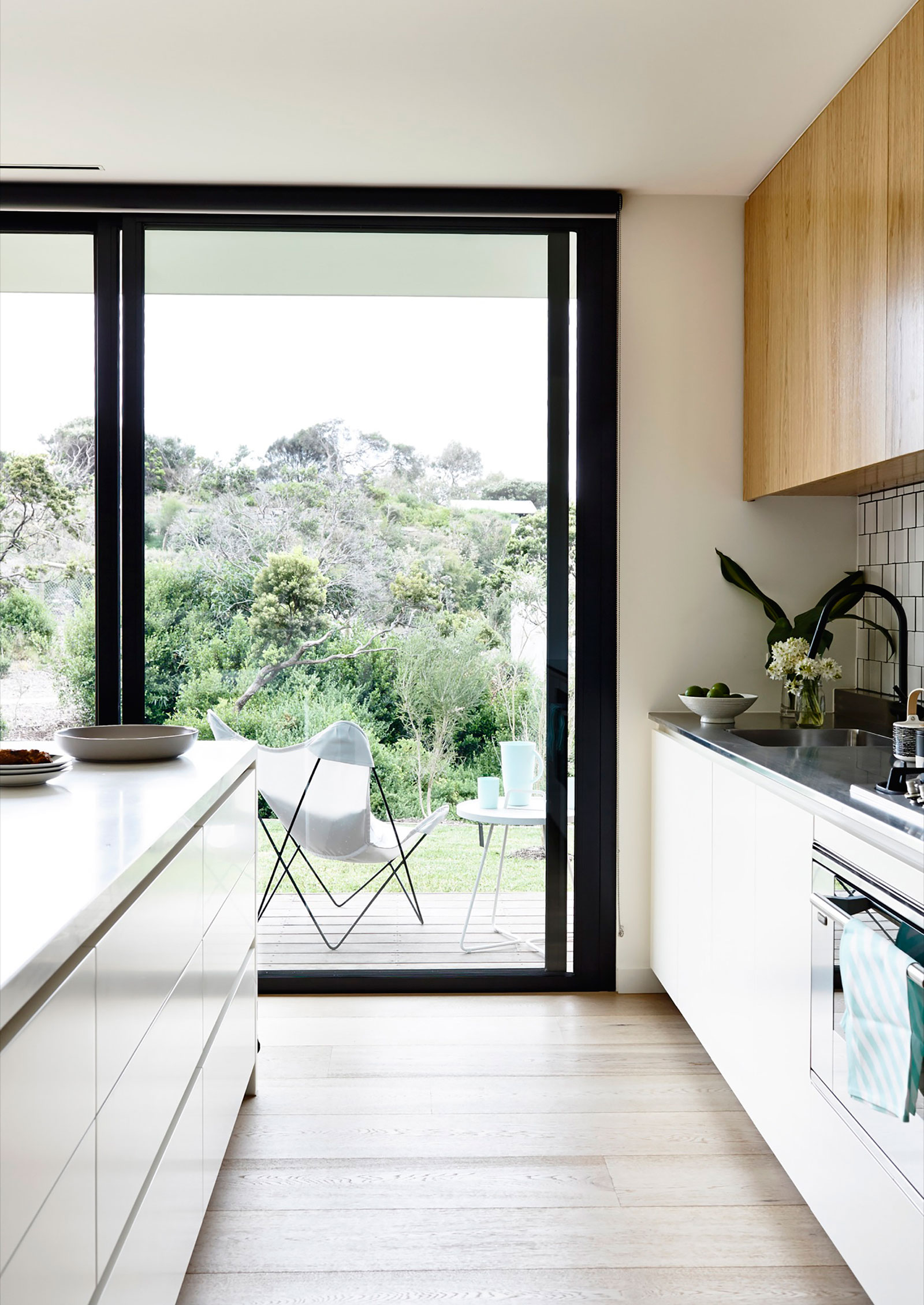 An Elegant Modern Wood and Glass House on the Mornington Peninsula, Victoria by InForm (9)