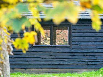 An Elegant Woodland Cabin with an All-Black Exterior in Belgium by De Rosee Sa Architects (10)