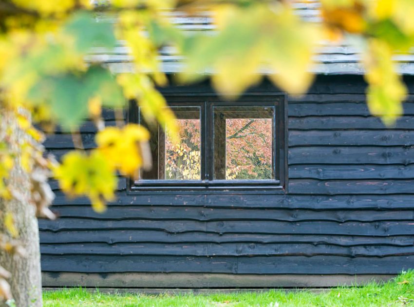 An Elegant Woodland Cabin with an All-Black Exterior in Belgium by De Rosee Sa Architects (10)