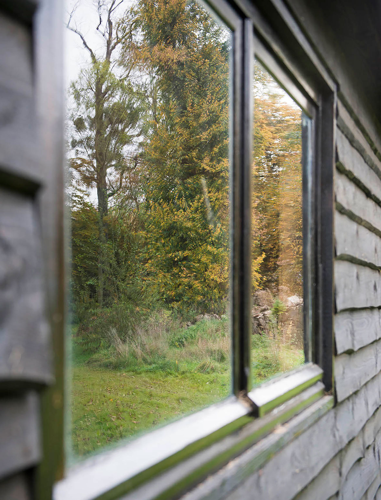 An Elegant Woodland Cabin with an All-Black Exterior in Belgium by De Rosee Sa Architects (13)