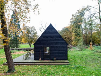 An Elegant Woodland Cabin with an All-Black Exterior in Belgium by De Rosee Sa Architects (14)